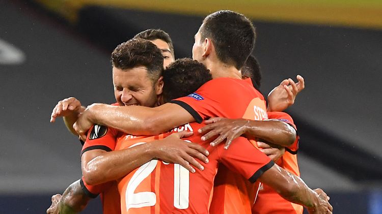 Donezk, in der Vorsaison noch an der Frankfurter Eintracht gescheitert, besiegt nun den diesjährigen Frankfurt-Bezwinger Basel - klar und darf sich über den Halbfinaleinzug in der Europa League freuen.