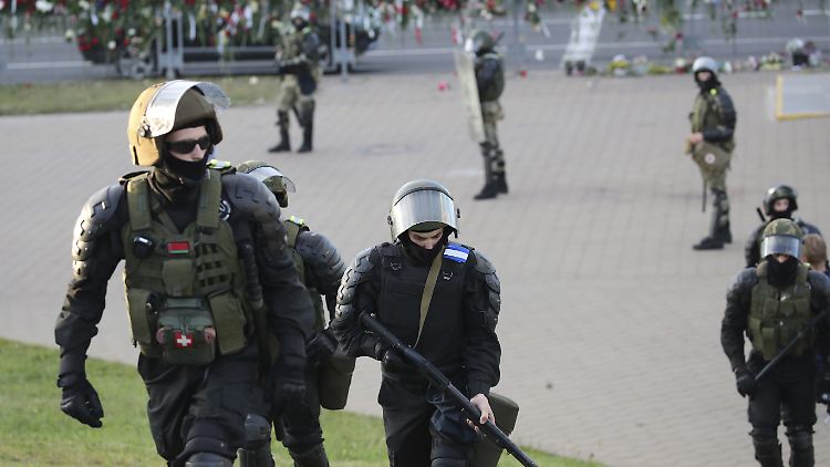 Polizisten errichten eine Sperre in Minsk.
