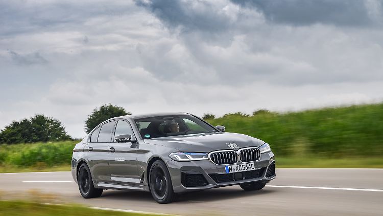 Die minimale Tarnung auf der Motorhaube mag es verschleiern wollen, aber das Fahrzeug auf dem Bild ist der neue BMW 545e.