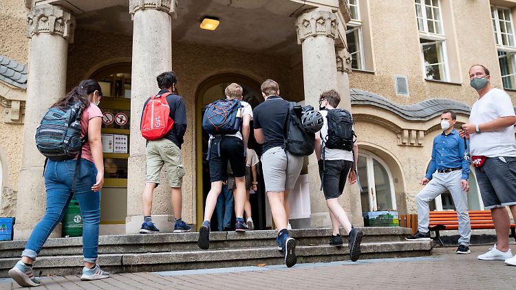In Berlin läuft die Schule seit Montag - mit Masken auf den Gängen, jedoch nicht im Unterricht,