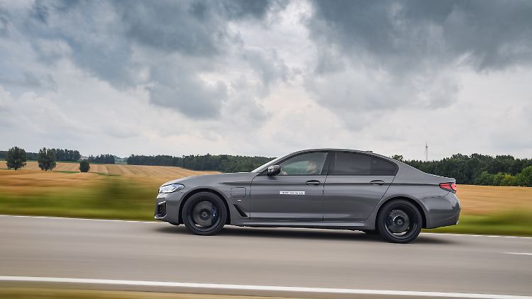 Wer mit der Energie des BMW 545e bedacht umgeht, kann bis zu 60 Kilometer rein elektrisch fahren.