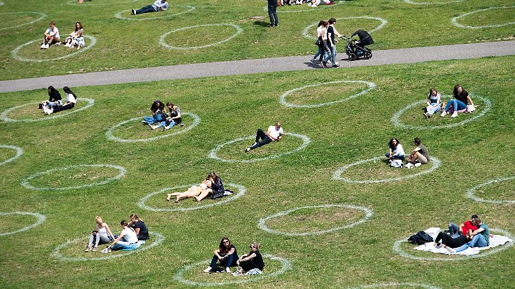So vorbildlich wie in Düsseldorf wird nicht überall Abstand gehalten.