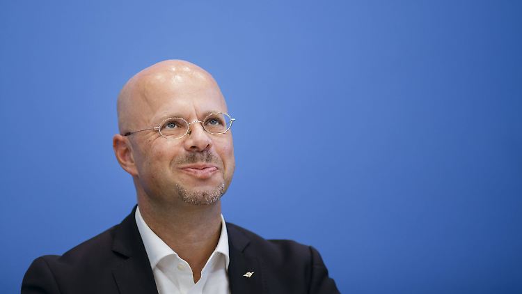August-Gehalt: knapp 18.000 Euro - Andreas Kalbitz.
