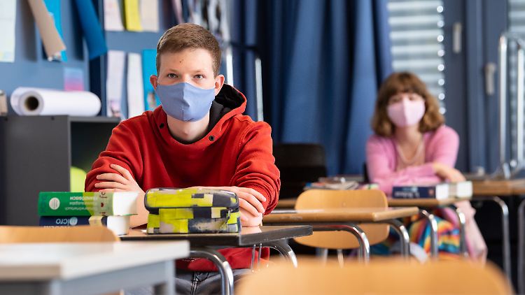 2,5 Millionen Schüler in NRW kehren in den Regelbetrieb zurück - mit Mund-Nasen-Bedeckung.