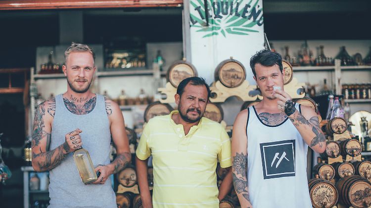 Genügend "Stoff" vorhanden: Tequilaverkostung in Tequila. Wie man sieht, ist auf der Pelle auch noch Platz.