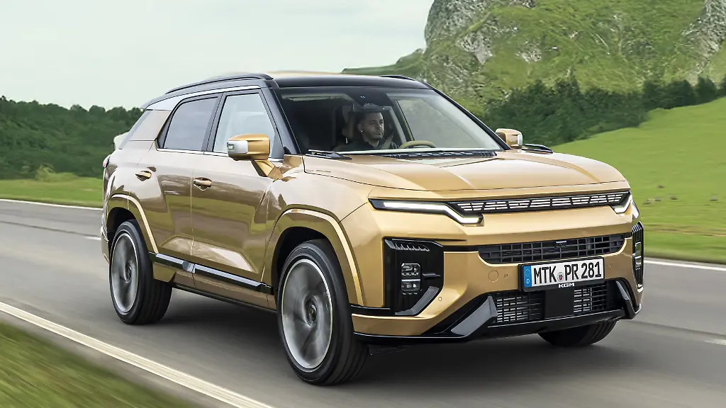 1-KGM-Actyon-vorne-Berge-281