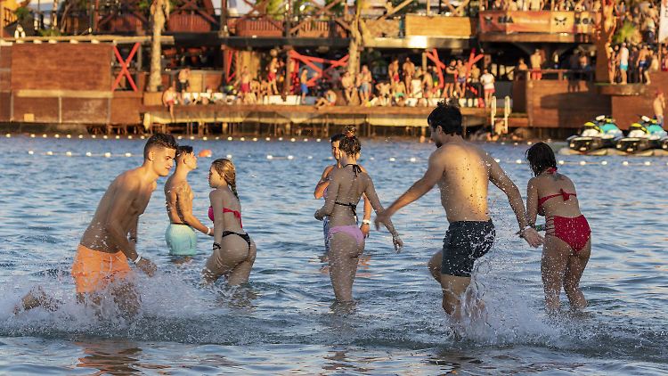 In Novalja auf der Insel Pag machen jährlich Tausende Jugendliche Party-Urlaub (Archivbild).