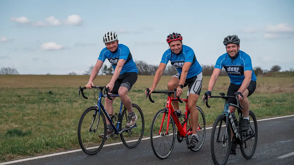 Die-Dorfrocker-auf-dem-Rennrad