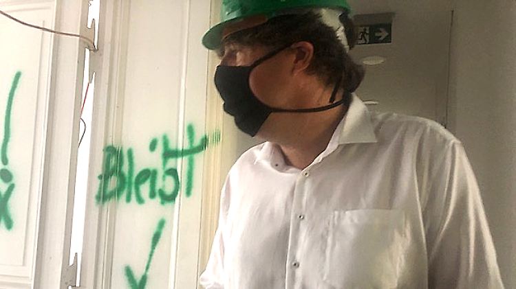 Bundesgeschäftsführer Kellner auf der Grünen-Baustelle.