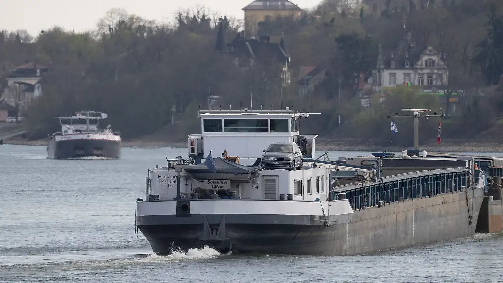 Wenig-Regen-niedrigerer-Pegelstand-Nicht-mehr-alle-groesseren-Schiffe-auf-dem-Rhein-koennen-voll-beladen-fahren