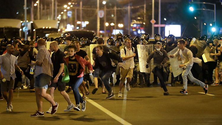 Die Regierung in Belarus geht gewaltsam gegen Demonstranten vor.