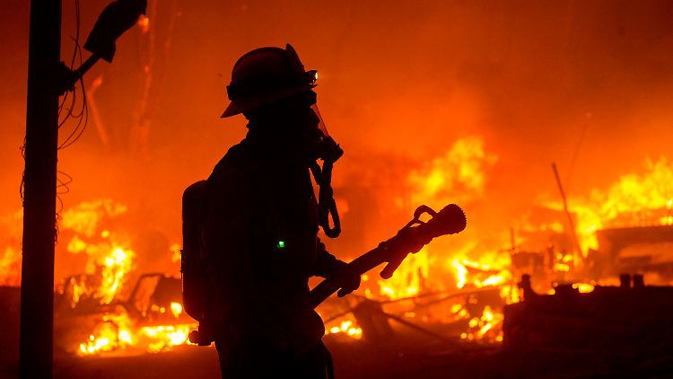 300 Feuerwehrleute kämpfen gegen die Flammen des "Lake Fire".