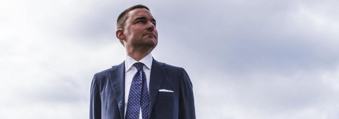 Investor Lars Windhorst von der Tennor Holding steht am Pier. Der Neustart der Flensburger Schiffbau-Gesellschaft (FSG) kann Ende August erfolgen: Die Gläubigerversammlung akzeptierte einstimmig den Verkauf der insolventen alten FSG an den Investor Lars Windhorst. Foto: Frank Molter/dpa/Archiv