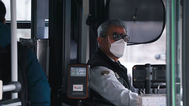 Wer es nicht in die Bushaltestelle schafft, kommt auch nicht in den Bus.