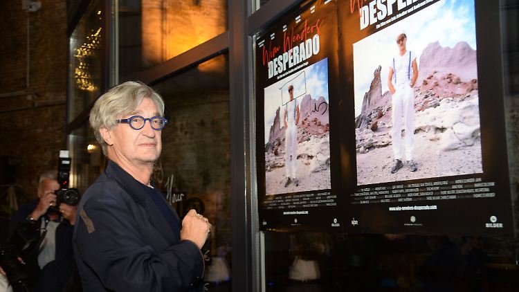Wim Wenders signiert am 17. Juli Plakate des Films "Desperado".