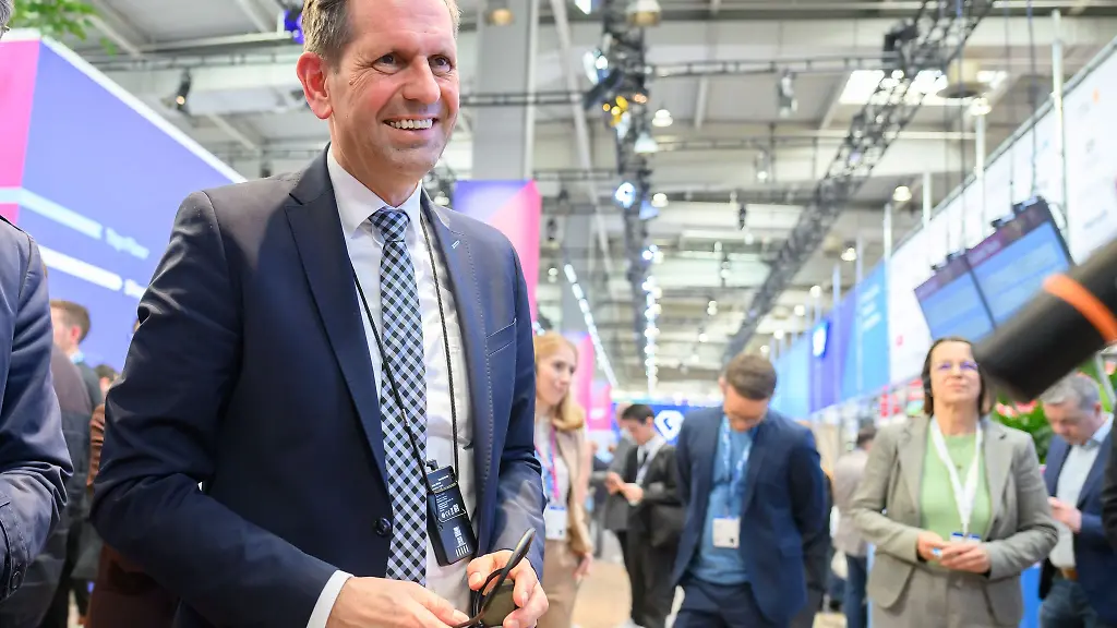 Kommt-kaum-zum-Antworten-Olaf-Lies-soll-Stephan-Weils-Nachfolger-werden-nun-quillt-sein-Postfach-ueber