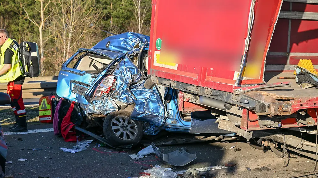 Kurz-hintereinander-gab-es-zwei-Auffahrunfaelle-auf-der-A38
