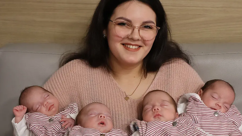 Die-22-jaehrige-Mutter-durfte-mit-ihren-Vierlingen-am-3-April-das-Krankenhaus-verlassen