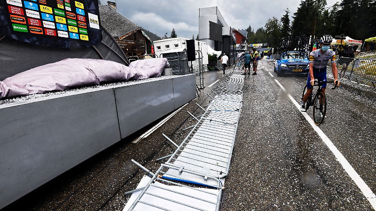 Der Hagel überrascht viele Radprofis noch vor der Zieleinfahrt.