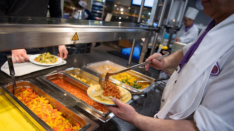 Aus dem Auge, ...: Wenn vegetarische Gerichte weiter vorn stehen und das Fleisch etwas entfernt, greifen deutlich mehr Menschen zur vegetarischen Option.