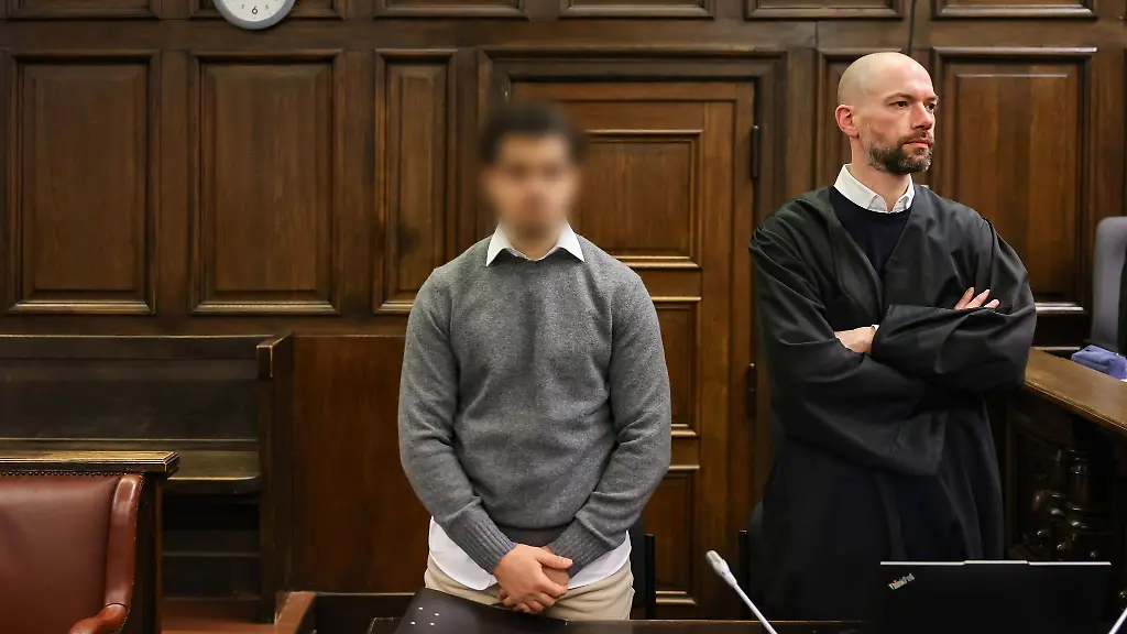 Der-Angeklagte-beim-Prozessauftakt