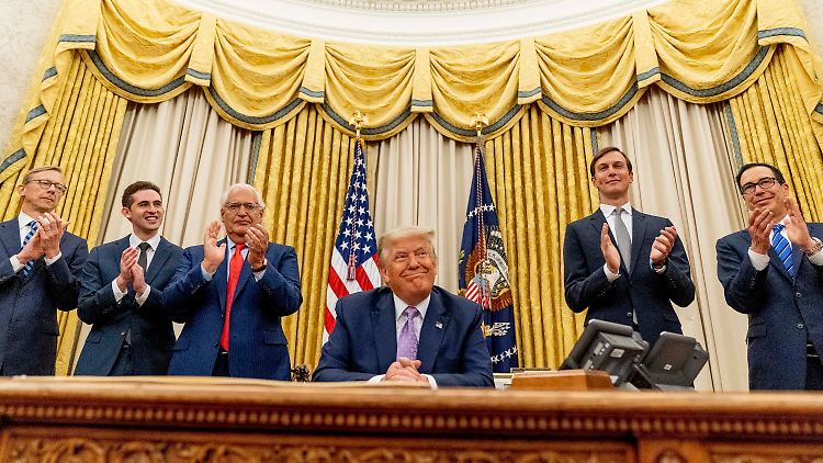 Trump bekommt Applaus für seinen Verhandlungserfolg.