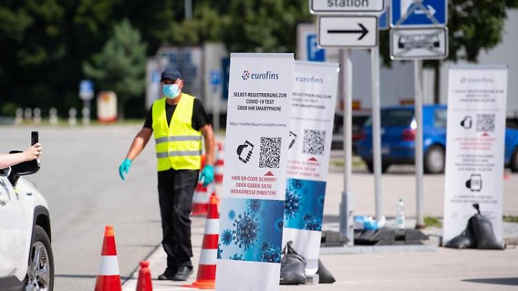 Ein Corona Testzentrum an einer Rastanlage. 