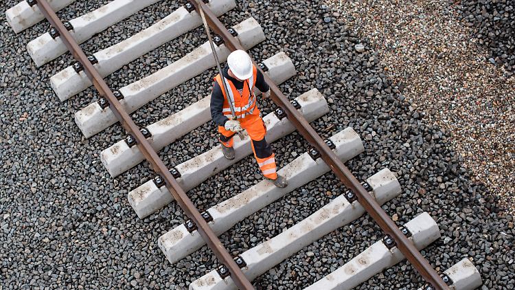 Schon jetzt fehlen bei der DB Netz AG, die unter anderem für den Schienenausbau zuständig ist, rund 600 Stellen.