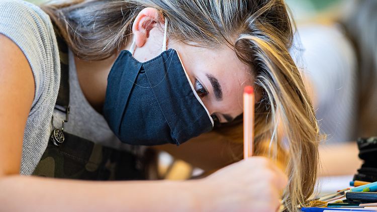 Die Hitzewelle macht das Tragen der Masken nicht angenehmer.