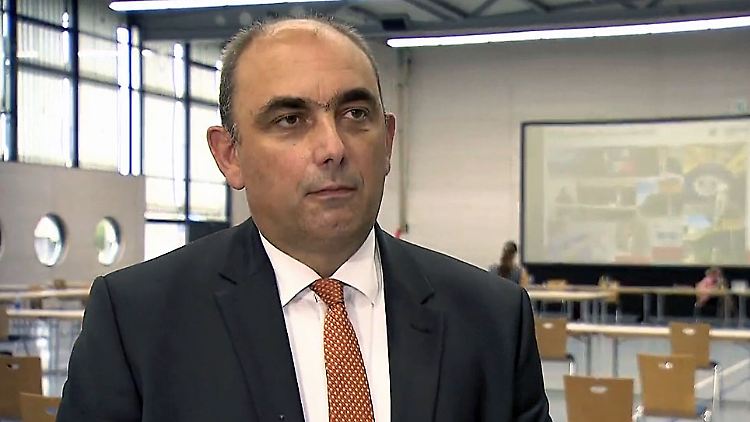 RKI-Vize Schaade mahnt die Bevölkerung, weiter diszipliniert zu sein.