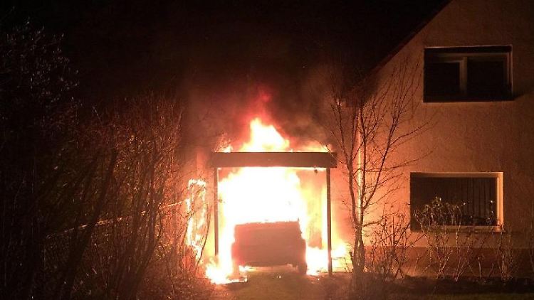 Ein brennendes Fahrzeug steht in Neukölln in der Garage von Linken-Politiker Ferat Kocak.