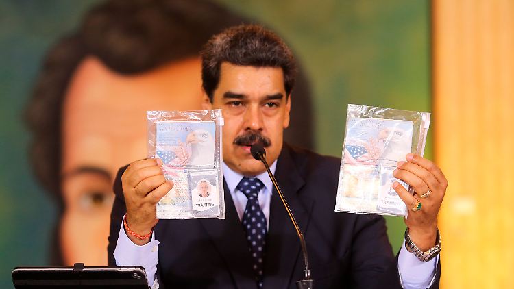Venezuelas Präsident Nicolás Maduro hält nach dem angeblichen Invasionsversuch Ausweise von US-Söldnern in die Kamera.