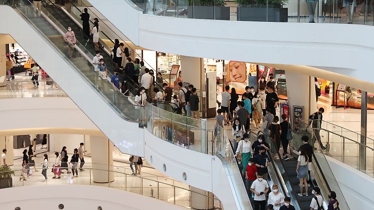 Menschen drängen sich  in einem Einkauszentrum in Seoul- die meisten  neuen Fälle kommen aus der Region rund um die Hauptstadt. 