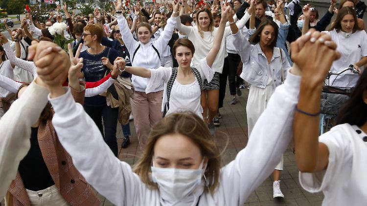 Frauen protestieren in Minsk für die Demonstranten, die während der aktuellen  Proteste festgenommen wurden. 