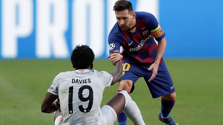 Respekt: Messi musste anerkennen, dass Davies am Freitagabend eine Klasse besser war.