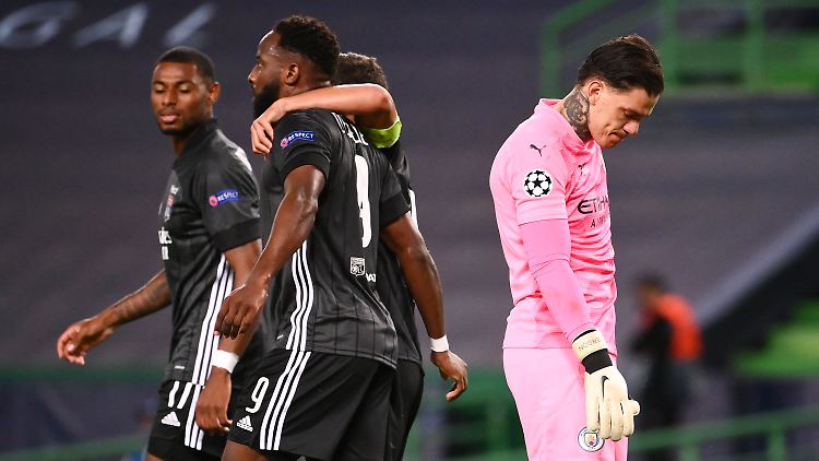 Manchesters Torhüter Ederson zerknirscht nach dem dritten Tor.