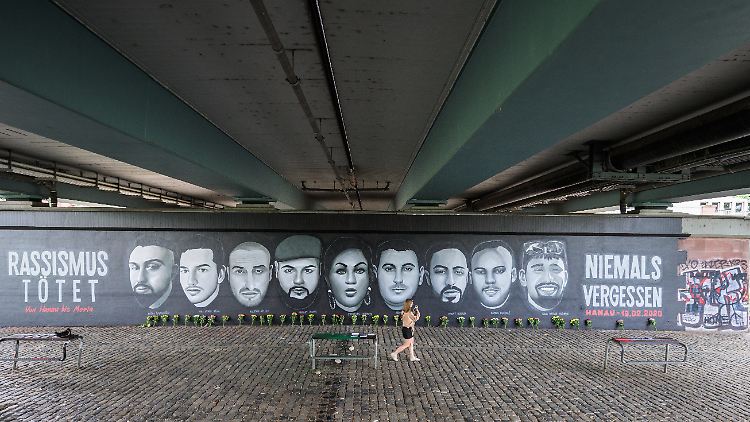 In Frankfurt hängt ein 27 Meter langes Graffiti von einem Künstlerkollektiv aus Freunden, Angehörigen und Antifaschisten.