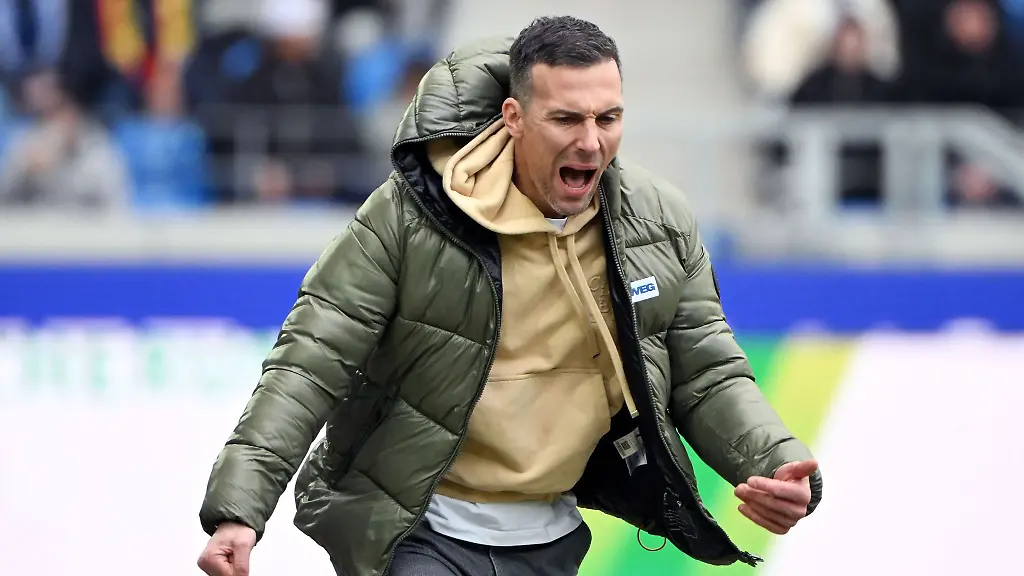 Trainer-Christian-Eichner-und-der-KSC-empfangen-am-Freitag-Hannover-96