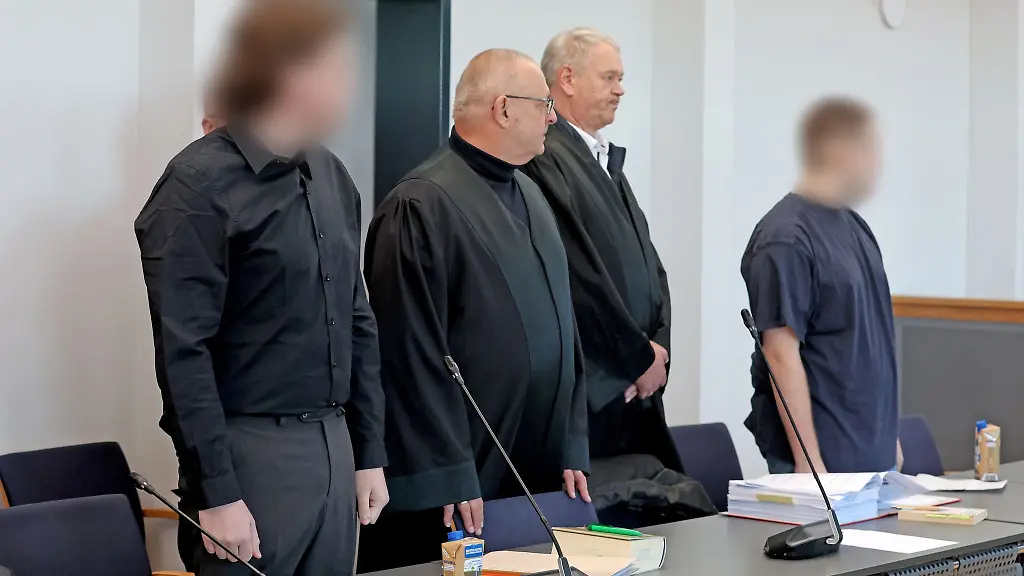 Angeklagte-gepixelt-mit-ihren-Anwaelten-vor-dem-Landgericht-Neubrandenburg