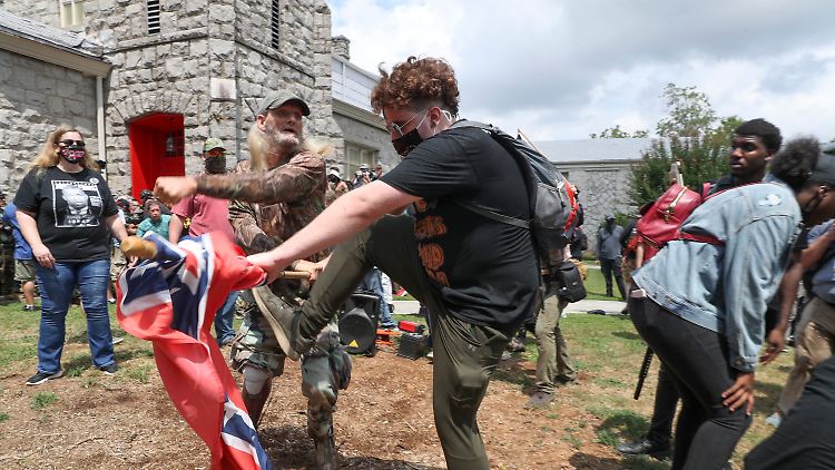 Zusammenstoß von Demonstranten unterschiedlicher Lager in Stone Mountain Village nahe Atlanta im US-Bundesstaat Georgia.