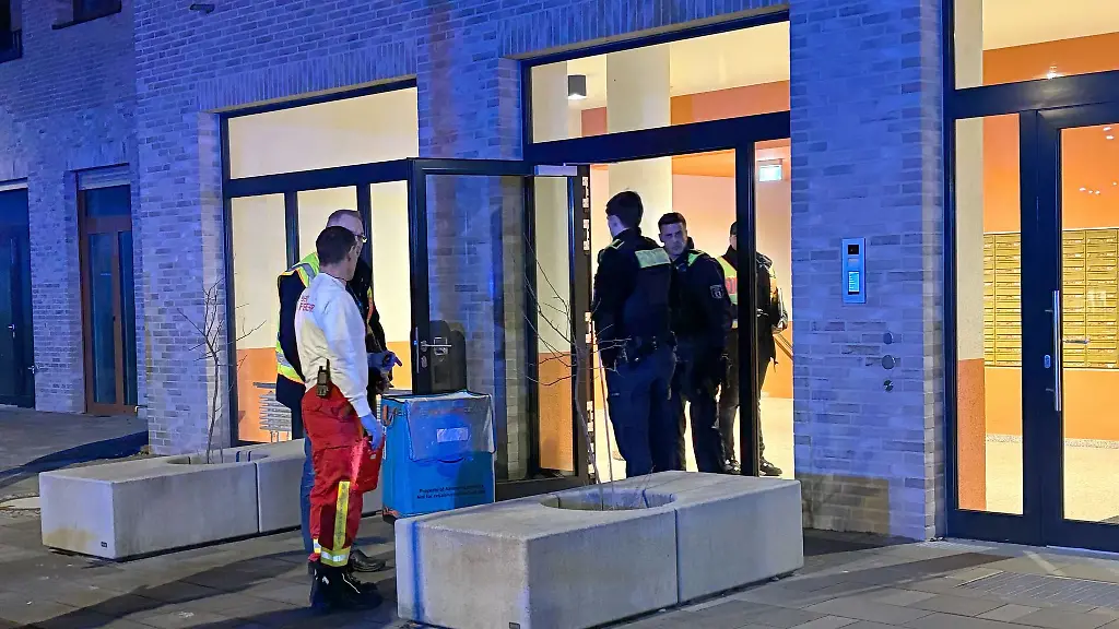 Einsatz-und-Rettungskraefte-stehen-in-Marzahn-vor-einem-Haus-in-dem-ein-59-Jaehriger-getoetet-wurde