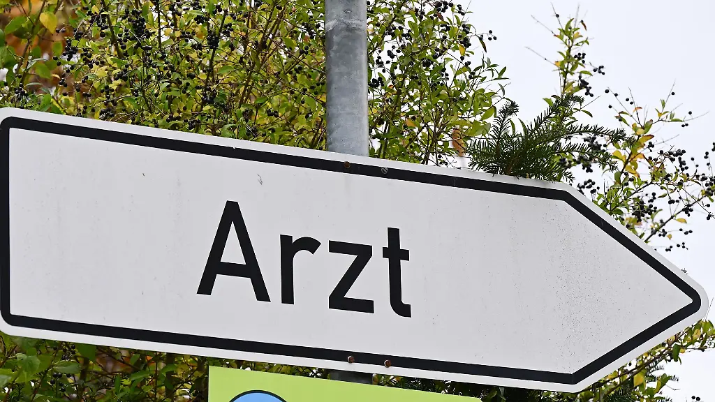 Hier-geht-es-zur-Arztpraxis-474-400-Beschaeftigte-hat-2023-das-hessische-Gesundheitssystem-gezaehlt