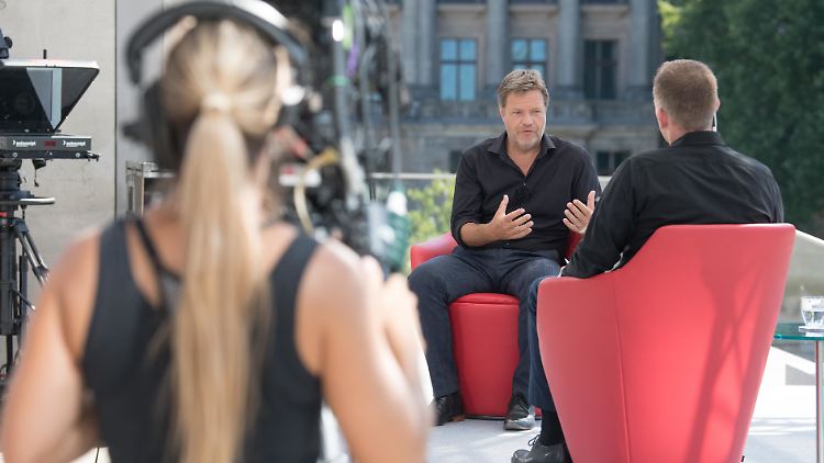 Mehrfach blockt Grünen-Co-Chef Robert Habeck die Frage ab, ob er sich die Kanzlerschaft zutrauen würde.
