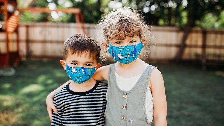 Eltern sind in der Corona-Pandemie besonders belastet. Sie sollen finanzielle Unterstützung bekommen.