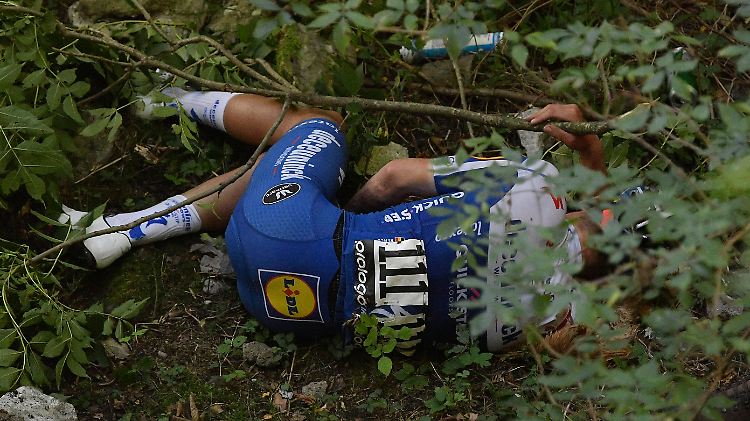 Evenepoel rammte auf der tückischen Abfahrt von der Muro di Sormano den ungesicherten Vorsprung einer Brückenmauer.