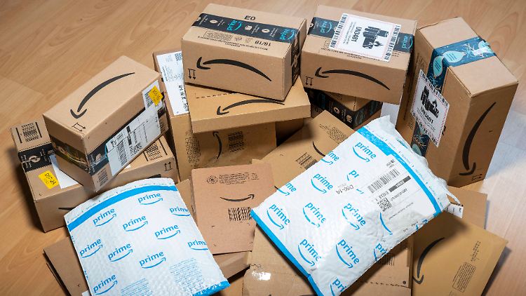 Amazon hat in der Corona-Krise kräftig profitiert - das Kartellamt überprüft nun die Pandemie-Praktiken des US-Konzerns.