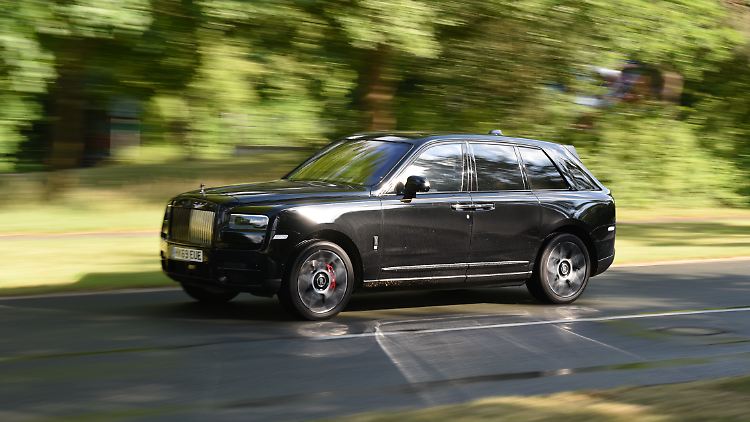 Mit einer Länge von 5,40 Metern und einer Höhe von 1,85 Metern wirkt der Rolls-Royce Cullinan wie eine fahrende Burg. 