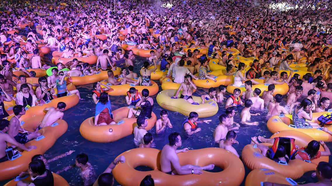 Bisschen Wasser, nette Leute, gute Musik, kein Virus - in China scheint das bereits wieder zum Alltag zu gehören.