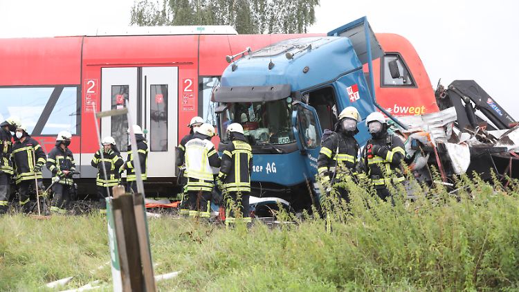 Mit etwa 80 Kilometern pro Stunde prallte der Zug auf den Lkw.