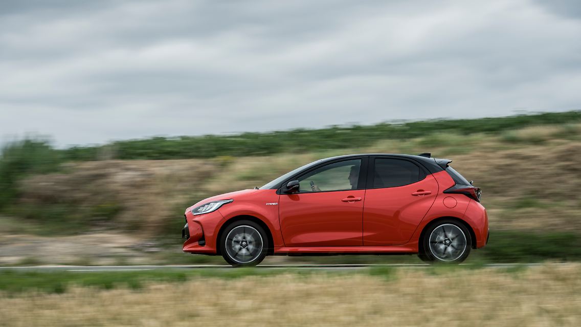 Auf den ersten Blick wirkt der neue Yaris selbstbewusst eingepreist, startet er doch bei wenigstens 15.391 Euro für den Einliter mit 92 PS, während die üppig ausstaffierte "Premier Edition" als 116 PS starke Hybrid-Variante mit 25.140 Euro zu Buche schlägt.